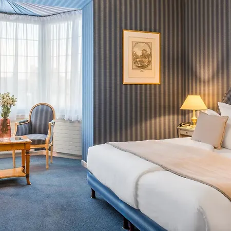 Grand Des Templiers, Piscine & Szálloda 4*