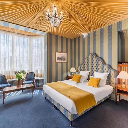 Grand Des Templiers, Piscine & Szálloda 4*