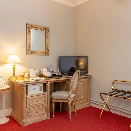 Grand Des Templiers, Piscine & Szálloda 4*